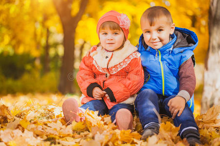 秋天公园里快乐活泼的孩子们