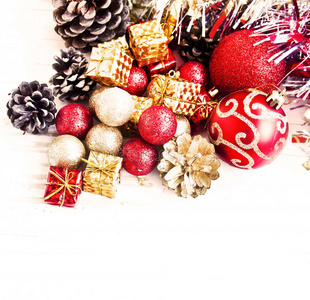 红色和金色的圣诞礼物和闪闪发光的球体装饰