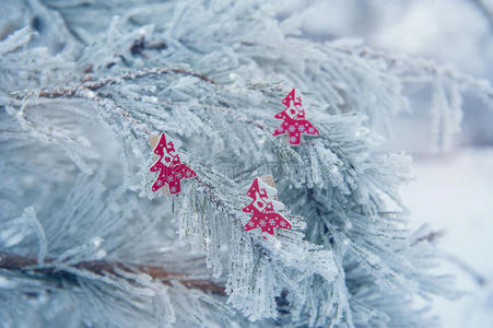 在白雪覆盖的圣诞树玩具上