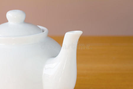 桌上的白色茶壶