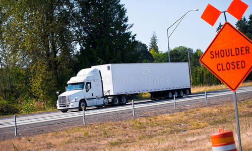 公路和路标上的半卡车拖车