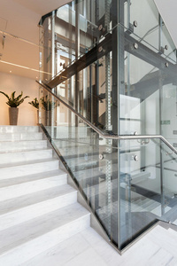 现代建筑中的玻璃电梯
