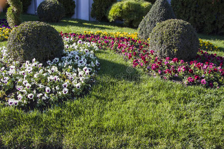 草坪砖家与拱形入口传统的中国园林传统砖房的方格外观与园林园林绿化
