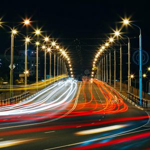 夜间城市道路上的快速红绿灯小道