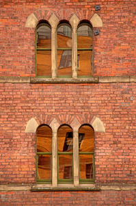 维多利亚式建筑中的拱形窗户