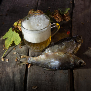 一杯啤酒和鱼干