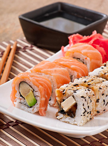 日本料理寿司和生鱼片