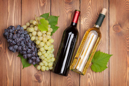 红白葡萄酒瓶和一串葡萄
