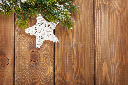 圣诞枞树和星形装饰