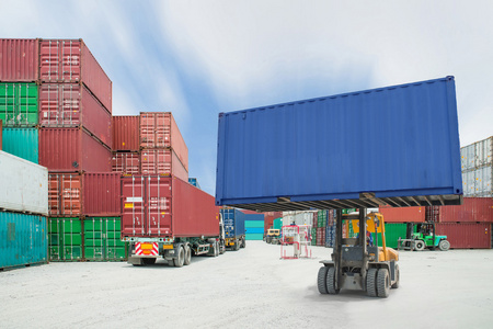 叉车处理货柜箱荷载对进口农产品的卡车