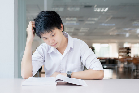 学生晚上准备大学考试学生准备在校考试在家中及时管理学学业失败后焦