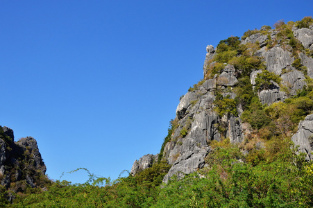 山谷中的山