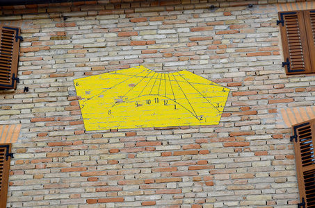 在意大利的房子墙上的黄色日晷