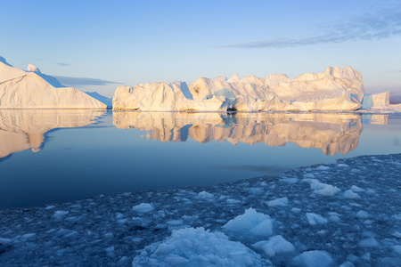 自然和风景的格陵兰岛。旅游科学船在冰上。全球变暖现象的研究。国际海洋考察理事会和冰山的不寻常的形式和颜色