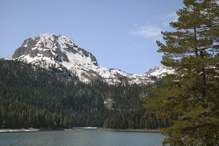 在黑山黑湖