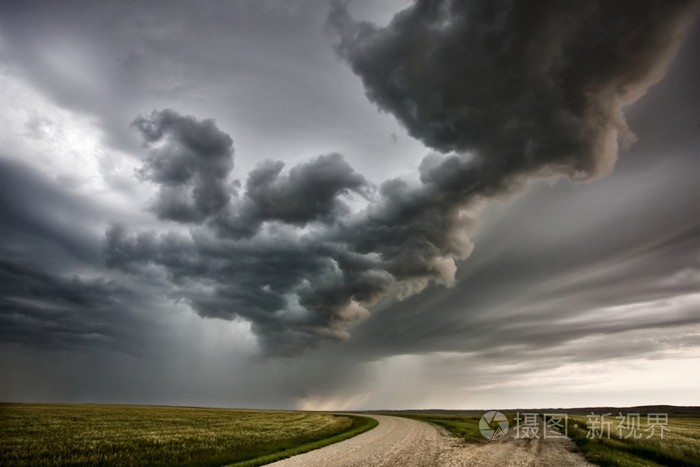 暴风雨的乌云的天空草原