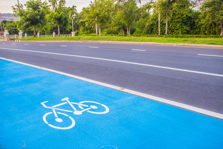 自行车符号车道的道路上