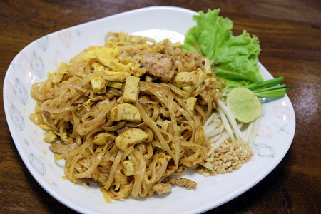 Padthai传统泰国菜在盘子里