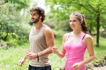 情侣跑步图片