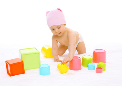 可爱的小宝宝玩许多色彩鲜艳的玩具的肖像