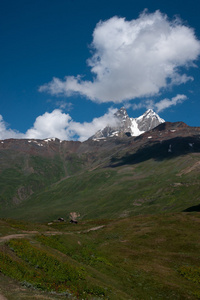 在山中徒步旅行