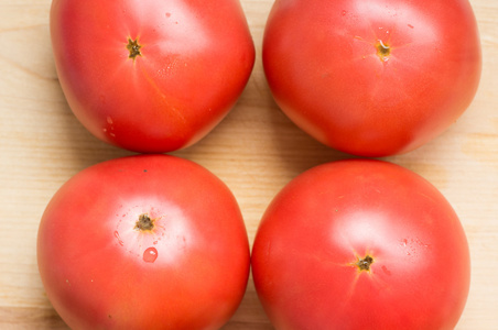 四个大的西红柿