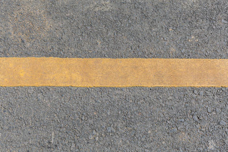 黄线上黑色的沥青道路纹理脏