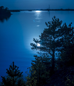 夜晚河中的蓝色月光