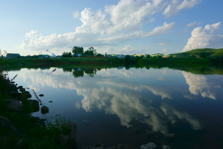 乡村景观湖树林天空