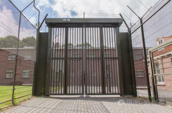 老监狱的大门口