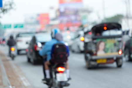 轿车和摩托车驾驶路上交通堵塞在城市