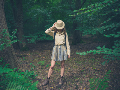 在森林中狩猎帽子的年轻女子