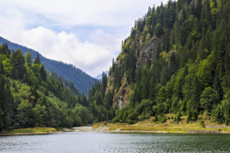 与罗马尼亚山区的 petrimanu 湖景观