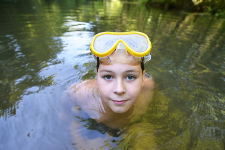 夏天在河中游泳的男孩少年