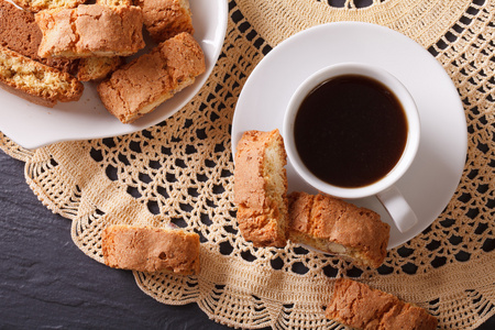 咖啡和饼干 cantuccini 与杏仁。水平的顶视图