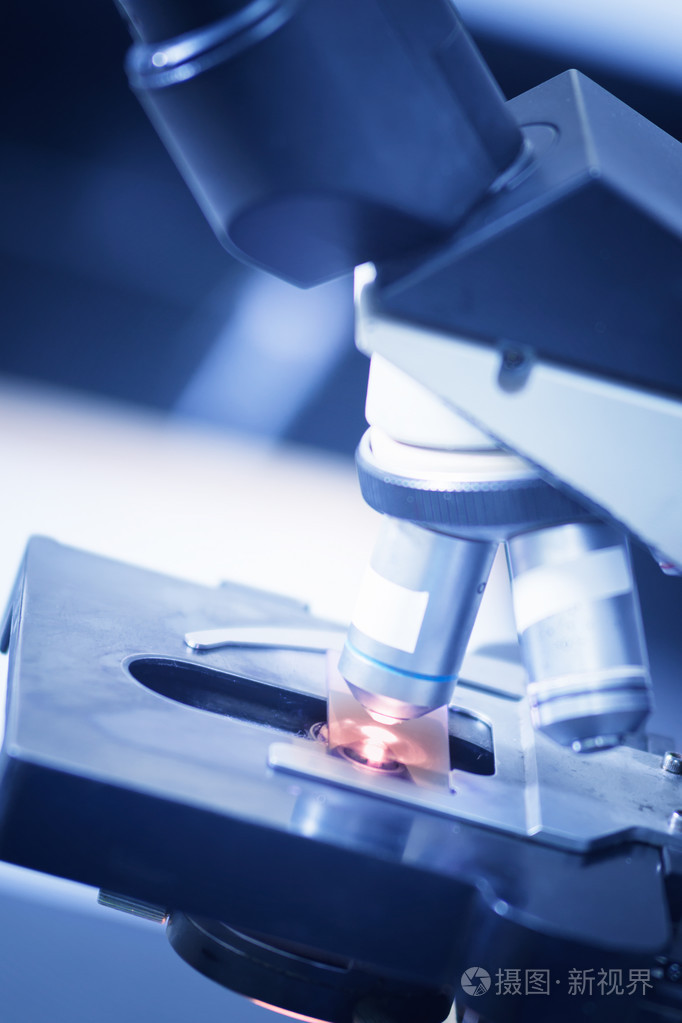 在医院的实验室诊断疾病的眼显微镜