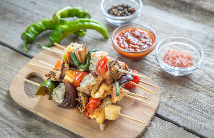 蔬菜串在盘子里的烤蔬菜串烤的蔬菜热的烤蔬菜烤的蔬菜木板上的烤的