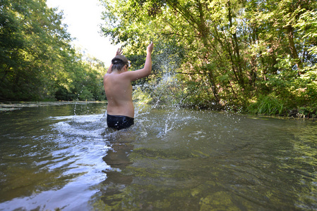 夏天在河中游泳的男孩少年