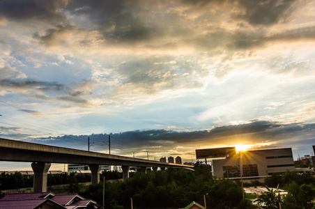 机场链接天空火车与夕阳光美丽