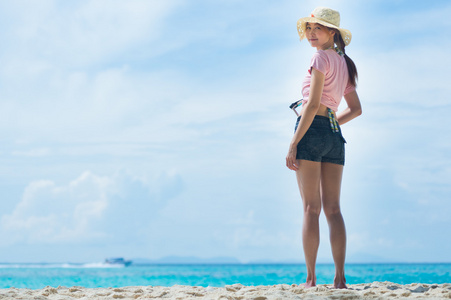 亚洲年轻女人站在海滩上的肖像