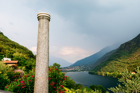 风景如画的农村山区景观与支柱和鲜花。软焦点与浅景深