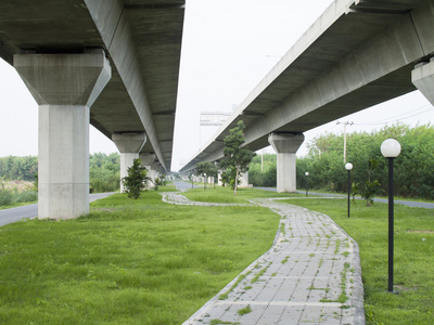 在新的高速公路线下的行人路