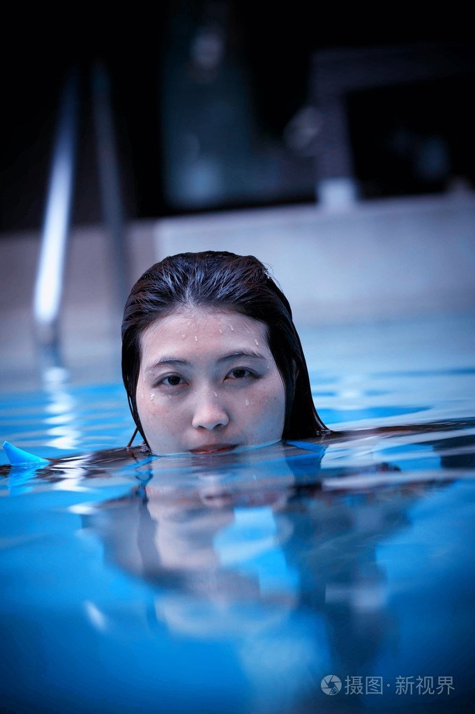 年轻女子在游泳池