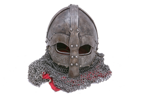 中世纪战役在白色背景上的维京人头盔照片