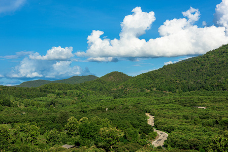 蓝色的天空和山风景