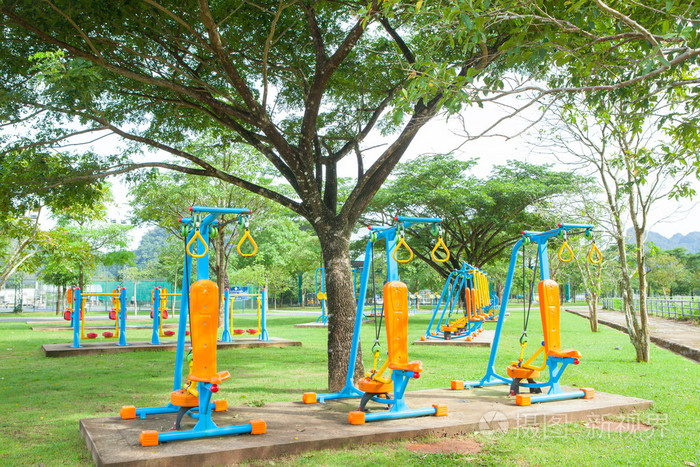 健身器材在公共公园在早上在泰国