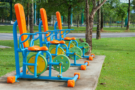 健身器材在公共公园在早上在泰国