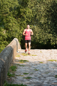 跑步运动员在森林步道上运行