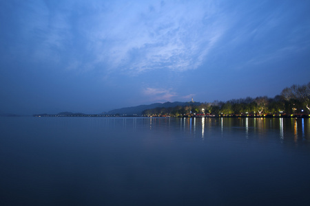 中国杭州西湖在晚上