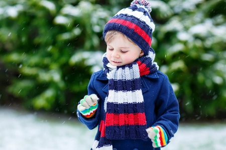 在冬天，在户外玩雪的小男孩